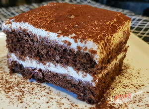 Przepis Proste soczyste kakaowe ciasto z kremem twarogowym