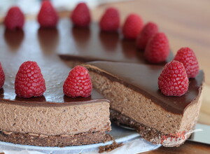 Przepis Jak przygotować extra czekoladowy cheesecake z malinami bez pieczenia