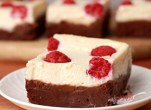 Przepis Perfekcyjne połączenie ciasta brownies i kremu cheesecake z malinami