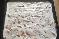 Przygotowanie przepisu Śmietankowe ciasto z mandarynkami i galaretką, krok 3