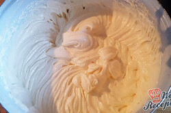 Przygotowanie przepisu Fantastyczny krem do tortów, który smakuje jak lody, krok 10