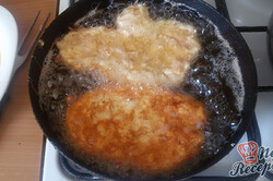 Przygotowanie przepisu Smażone kotlety z kurczaka w panierce z parmezanem, krok 8