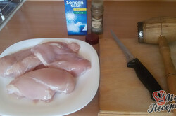 Przygotowanie przepisu Smażone kotlety z kurczaka w panierce z parmezanem, krok 1