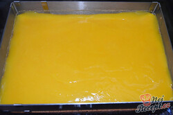 Przygotowanie przepisu Świeże pomarańczowe ciasto z bitą śmietaną, krok 6