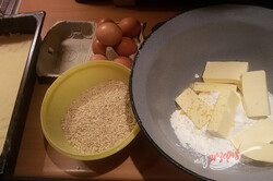 Przygotowanie przepisu Orzechowe kruche ciasto z polewą z żółtek, krok 6