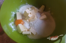 Przygotowanie przepisu Orzechowe kruche ciasto z polewą z żółtek, krok 1