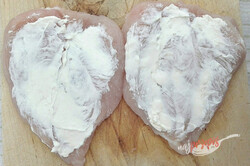 Przygotowanie przepisu Szaszłyki z piersi z kurczaka, szynki i śmietankowego serka, krok 2
