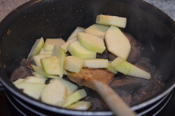 Przygotowanie przepisu Pasztet z wątróbek drobiowych z jabłkami, krok 3