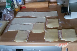 Przygotowanie przepisu Ślimaczki z ciasta francuskiego z szynką i serem - szybkie danie, krok 5