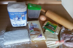 Przygotowanie przepisu Ślimaczki z ciasta francuskiego z szynką i serem - szybkie danie, krok 1