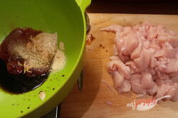 Przygotowanie przepisu Pieczone piersi z kurczaka z ziemniakami w jednym naczyniu żaroodpornym, krok 3