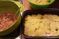 Przygotowanie przepisu Pieczone piersi z kurczaka z ziemniakami w jednym naczyniu żaroodpornym, krok 5
