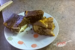 Przepis Cętkowane ciasto twarogowe z brzoskwiniami