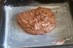 Przygotowanie przepisu Dwukolorowe ciasto biszkoptowe ze śmietaną, krok 7