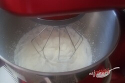 Przygotowanie przepisu Dwukolorowe ciasto biszkoptowe ze śmietaną, krok 2