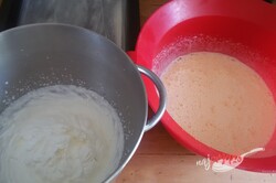 Przygotowanie przepisu Dwukolorowe ciasto biszkoptowe ze śmietaną, krok 4