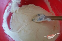 Przygotowanie przepisu Dwukolorowe ciasto biszkoptowe ze śmietaną, krok 6