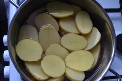 Przygotowanie przepisu Ziemniaki z czosnkiem, śmietaną i serem, krok 1