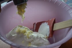 Przygotowanie przepisu Ziemniaki z czosnkiem, śmietaną i serem, krok 2