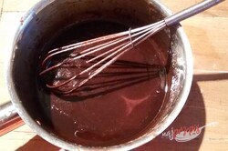 Przygotowanie przepisu Doskonałe cukiniowe ciasto orzechowe z polewą czekoladową, krok 9