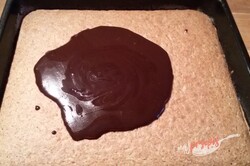 Przygotowanie przepisu Doskonałe cukiniowe ciasto orzechowe z polewą czekoladową, krok 10