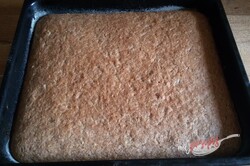 Przygotowanie przepisu Doskonałe cukiniowe ciasto orzechowe z polewą czekoladową, krok 8