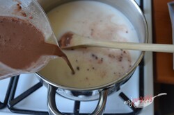 Przygotowanie przepisu Słodka pokusa z czekoladą i bananami, krok 6