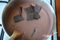 Przygotowanie przepisu Słodka pokusa z czekoladą i bananami, krok 7