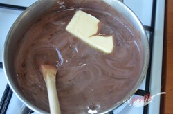 Przygotowanie przepisu Słodka pokusa z czekoladą i bananami, krok 8