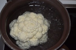 Przygotowanie przepisu Słony tort kalafiorowy z mięsem mielonym, serem i boczkiem, krok 1