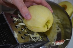 Przygotowanie przepisu Ciasto jabłkowe z pierzynką z pianki, krok 3