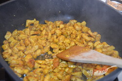 Przygotowanie przepisu Chiński makaron z mięsem z kurczaka gotowy w 15 minut, krok 1