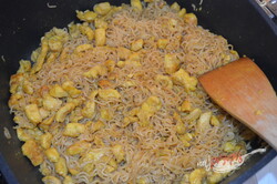 Przygotowanie przepisu Chiński makaron z mięsem z kurczaka gotowy w 15 minut, krok 3