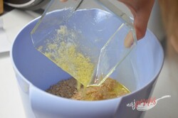 Przygotowanie przepisu Tort morelowo-jogurtowy BEZ PIECZENIA, krok 2