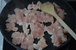 Przygotowanie przepisu Lekka sałatka z kurczakiem z dressingiem z kwaśnej śmietany i musztardy dijon, krok 1