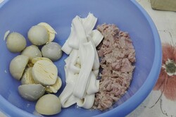 Przygotowanie przepisu Jajka faszerowane pastą z tuńczyka, krok 2