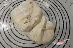 Przygotowanie przepisu Puszysty, mięciutki i chrupiący domowy chlebek, krok 4