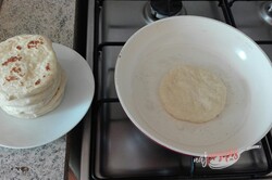 Przygotowanie przepisu Extra szybkie placki czosnkowe nadziewane serem, perfekcyjny zamiennik pieczywa na grilla!, krok 1