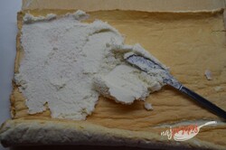 Przygotowanie przepisu Delikatna kokosowa rolada z kremem mascarpone, krok 7