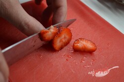 Przygotowanie przepisu Twarogowe pucharki z truskawkami bez pieczenia, krok 2