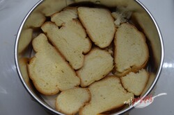 Przygotowanie przepisu Pudding chlebowy z jabłkami i rodzinkami oraz białą pierzynką, krok 3