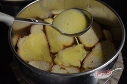 Przygotowanie przepisu Pudding chlebowy z jabłkami i rodzinkami oraz białą pierzynką, krok 4