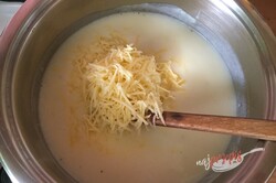Przygotowanie przepisu Makaron z kurczakiem i sosem serowym, krok 7
