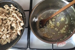 Przygotowanie przepisu Makaron z kurczakiem i sosem serowym, krok 3