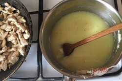 Przygotowanie przepisu Makaron z kurczakiem i sosem serowym, krok 5