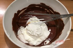 Przygotowanie przepisu Fantastyczne ciasto Nescafé ze śmietankowo-czekoladową pianką, krok 7