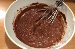 Przygotowanie przepisu Fantastyczne ciasto Nescafé ze śmietankowo-czekoladową pianką, krok 8