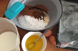 Przygotowanie przepisu Fantastyczne ciasto Nescafé ze śmietankowo-czekoladową pianką, krok 2