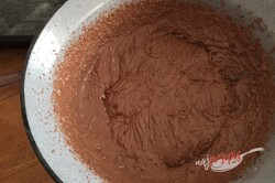 Przygotowanie przepisu Fantastyczne ciasto Nescafé ze śmietankowo-czekoladową pianką, krok 3