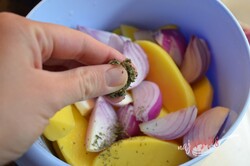 Przygotowanie przepisu Zapiekane ziemniaki z cebulką i parówkami, krok 3